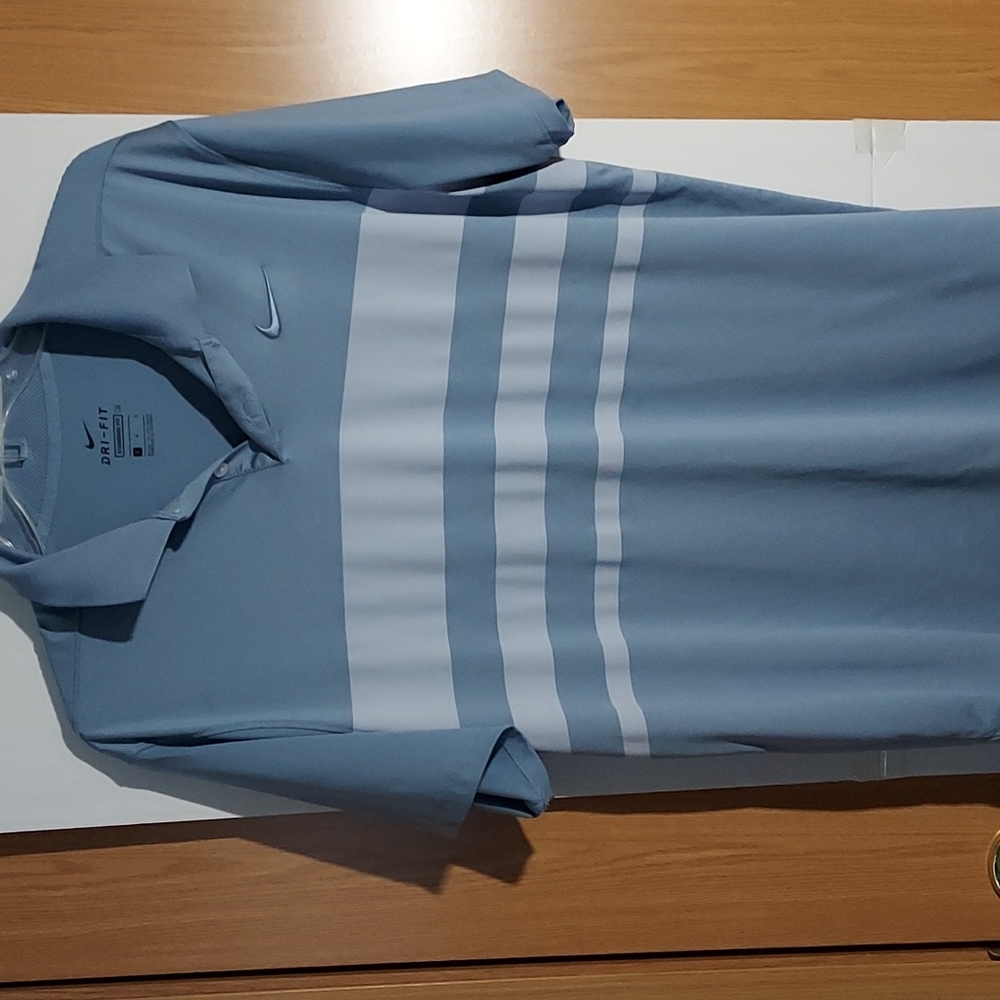 A Nike dry golf shirt size large like new
